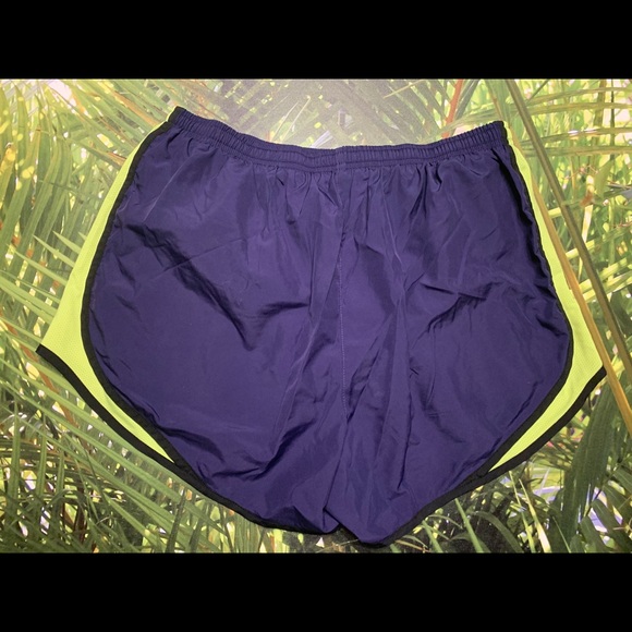 Classic Nike Workout Shorts - Picture 2 of 3